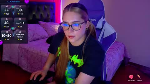 Snapshot of hermione_blonde chatting on 4, 3, 2026 hermione_blonde online show from 4, 3, 2026