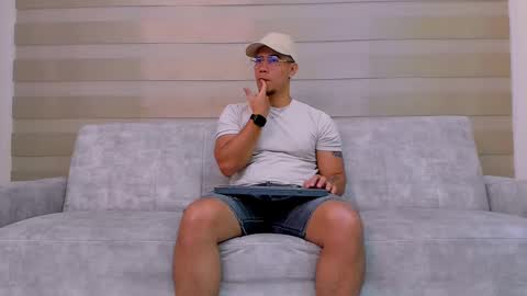 heteros men online show from 25, 2, 2025