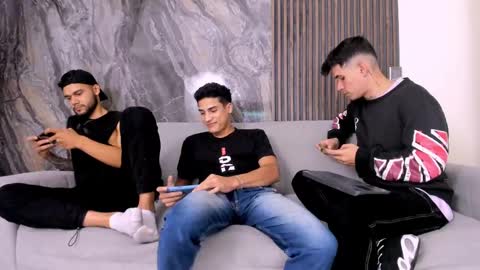 heteros men online show from 28, 2, 2025