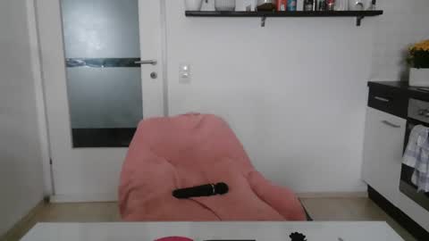 lara online show from 27, 4, 2026