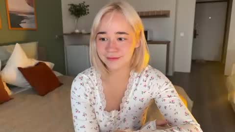 Snapshot of hey__lucy chatting on 26, 6, 2026 Lucy Nip slip shady online show from 26, 6, 2026