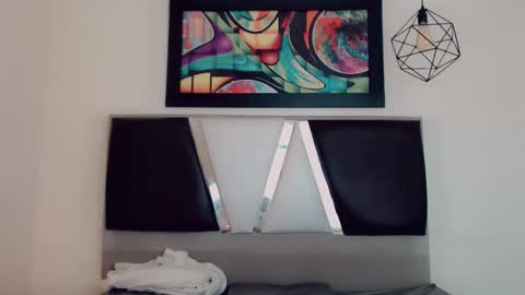 Hilary Avilan online show from 12, 3, 2026