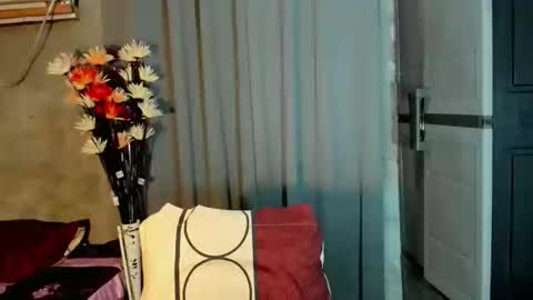 hilarymolly online show from 23, 4, 2026