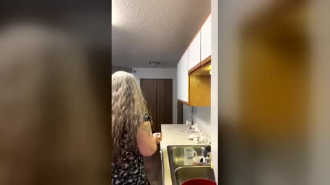 hippysnewhere online show from 23, 4, 2026