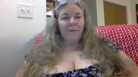 hippysnewhere online show from 9, 6, 2026