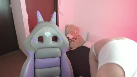 Hitomi Arata online show from 5, 2, 2025