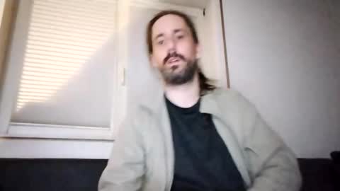 Snapshot of hmuench85 chatting on 12, 1, 2025 H online show from 12, 1, 2025