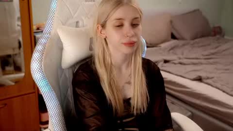 Snapshot of ho1yh01e chatting on 7, 5, 2026 Holly online show from 7, 5, 2026