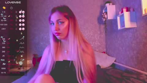 Snapshot of holly_molly8 chatting on 12, 1, 2025 holly_molly8 online show from 12, 1, 2025