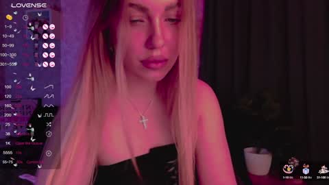 Snapshot of holly_molly8 chatting on 28, 1, 2025 holly_molly8 online show from 28, 1, 2025