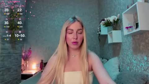 Snapshot of holly_molly8 chatting on 25, 10, 2025 holly_molly8 online show from 25, 10, 2025