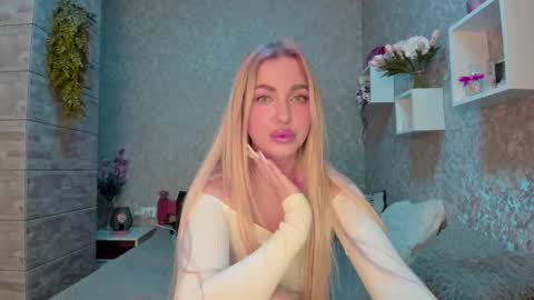 Snapshot of holly_molly8 chatting on 25, 10, 2025 holly_molly8 online show from 25, 10, 2025