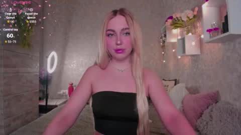 Snapshot of holly_molly8 chatting on 15, 11, 2025 holly_molly8 online show from 15, 11, 2025