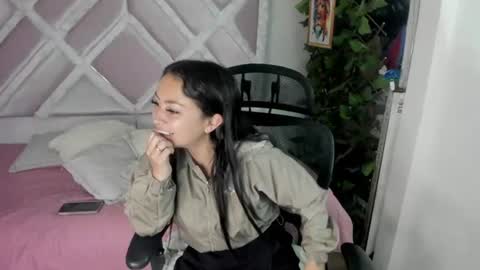 Snapshot of holly_rose69 chatting on 12, 6, 2026 Holly online show from 12, 6, 2026