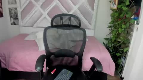 Snapshot of holly_rose69 chatting on 19, 6, 2026 Holly online show from 19, 6, 2026