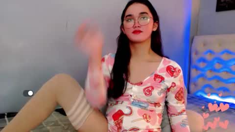 Snapshot of holly_sunshine69 chatting on 17, 5, 2026 Apple online show from 17, 5, 2026
