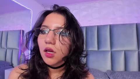 Snapshot of hollypeach_ chatting on 18, 12, 2025 hollypeach_ online show from 18, 12, 2025