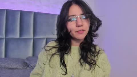 Snapshot of hollypeach_ chatting on 21, 12, 2025 hollypeach_ online show from 21, 12, 2025