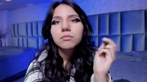 Snapshot of hollypeach_ chatting on 8, 3, 2026 hollypeach_ online show from 8, 3, 2026