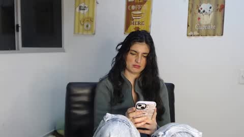 hollyshit_ online show from 1, 3, 2025