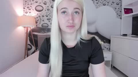 HollyTaillor online show from 26, 4, 2026