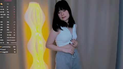 Snapshot of honeey_beee chatting on 24, 9, 2025 May online show from 24, 9, 2025