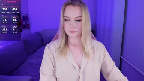 Snapshot of honey_blondee chatting on 21, 9, 2025 Tammy online show from 21, 9, 2025