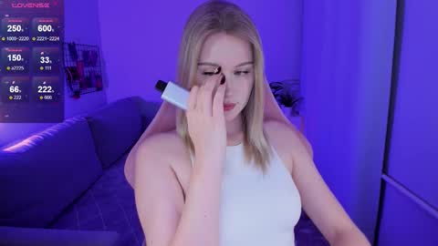 Snapshot of honey_blondee chatting on 25, 10, 2025 Tammy online show from 25, 10, 2025