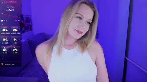 Snapshot of honey_blondee chatting on 16, 11, 2025 Tammy online show from 16, 11, 2025