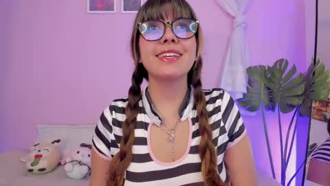 Snapshot of honey_m0on chatting on 25, 4, 2026 Milenka online show from 25, 4, 2026