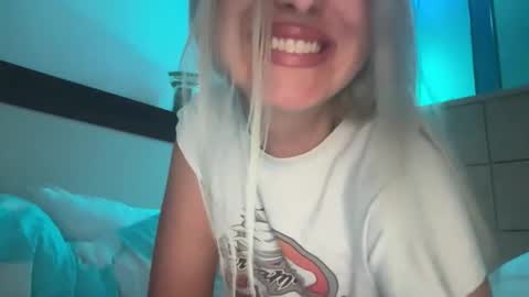 Snapshot of honeybun_z chatting on 14, 12, 2025 honeybun_z online show from 14, 12, 2025