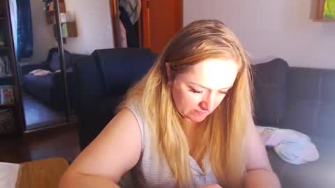 Snapshot of honeydewmolly chatting on 3, 12, 2025 HoneydewMolly online show from 3, 12, 2025