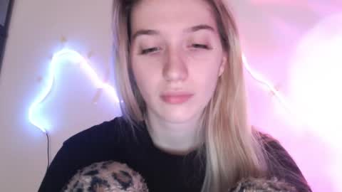 honeyveil online show from 23, 4, 2026