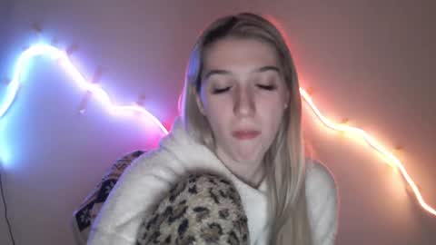 honeyveil online show from 28, 4, 2026