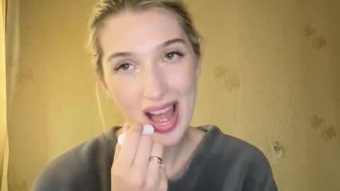 Snapshot of honeyveil chatting on 18, 5, 2026 honeyveil online show from 18, 5, 2026