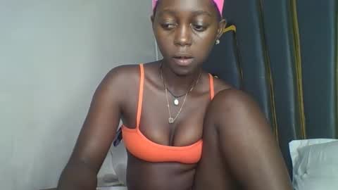 Snapshot of hornybella84 chatting on 17, 11, 2025 Bella online show from 17, 11, 2025