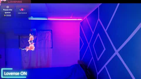 Hot Couple online show from 9, 10, 2025