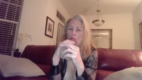 hotblondemilf1962 online show from 28, 1, 2025