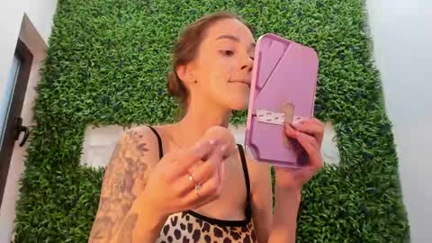 hotfallingdevil online show from 25, 4, 2026