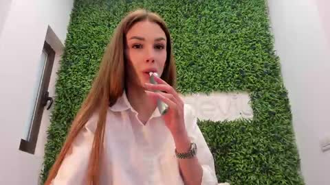 hotfallingdevil online show from 27, 4, 2026