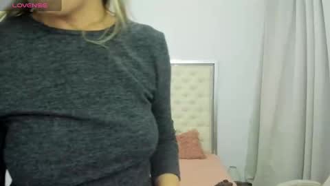 Snapshot of hott_eryka chatting on 2, 10, 2025 Eryka online show from 2, 10, 2025