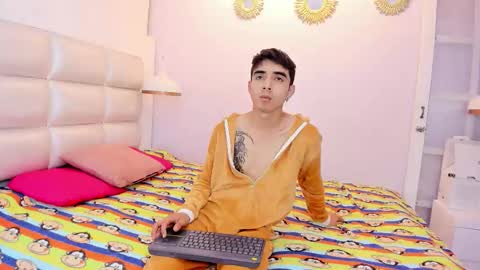 hottiie_guy online show from 10, 10, 2025