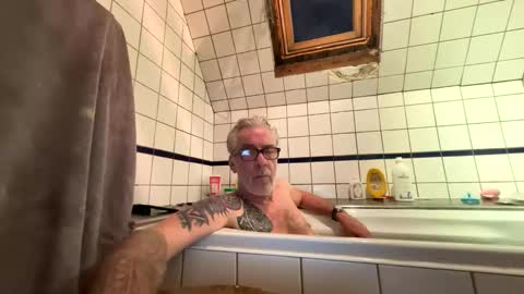 Snapshot of howishot chatting on 28, 3, 2026 Michiel online show from 28, 3, 2026