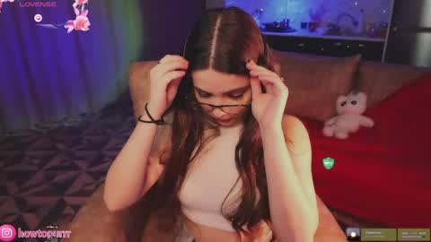 Snapshot of howtomeow chatting on 15, 4, 2026 Mia online show from 15, 4, 2026
