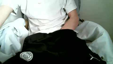 Snapshot of hug_me chatting on 27, 10, 2025 Keanu online show from 27, 10, 2025