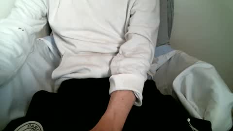 Snapshot of hug_me chatting on 7, 11, 2025 Keanu online show from 7, 11, 2025