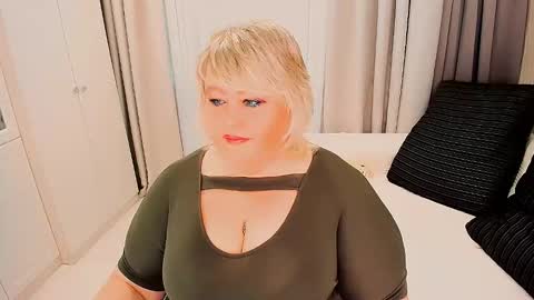 Snapshot of huge_booobs chatting on 15, 10, 2025 milli online show from 15, 10, 2025