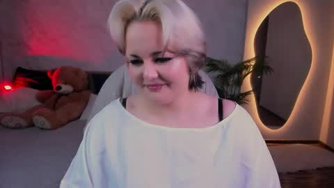 Snapshot of hwasamoore chatting on 6, 3, 2026 Hwasa online show from 6, 3, 2026