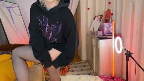 Emmy  help me reach 100 thumbs up online show from 28, 2, 2026