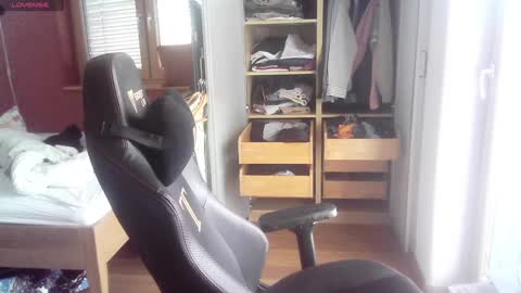 iloveyoutoo2000 online show from 3, 1, 2025